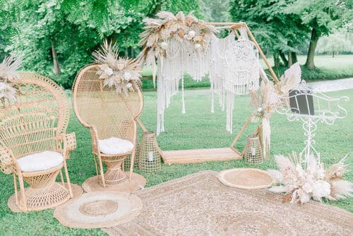 Location mobilier mariage Luxembourg – chaises et arche de cérémonie Something Yellow