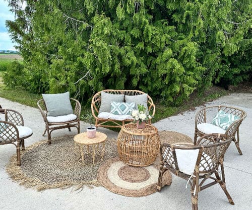 Location mobilier mariage Metz – chaises et arche de cérémonie Something Yellow